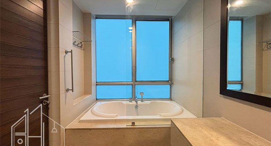 For rent 4 bedrooms apartment in Watthana, Bangkok