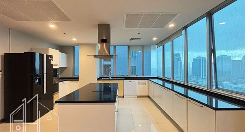 For rent 4 bedrooms apartment in Watthana, Bangkok