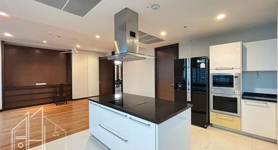For rent 4 bedrooms apartment in Watthana, Bangkok