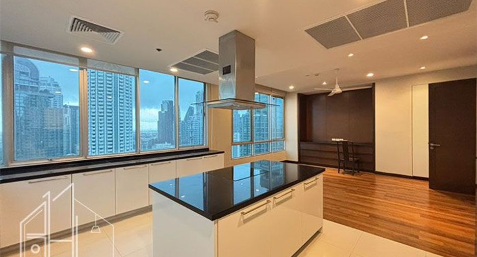 For rent 4 bedrooms apartment in Watthana, Bangkok