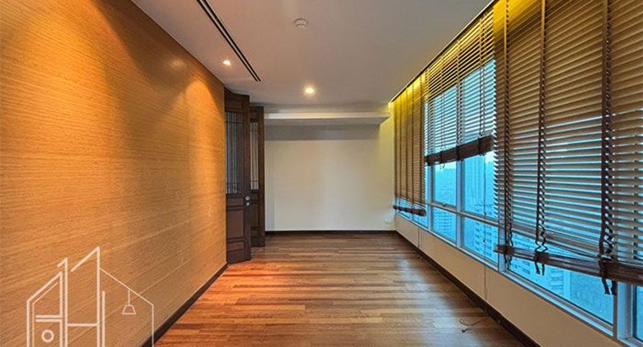 For rent 4 bedrooms apartment in Watthana, Bangkok