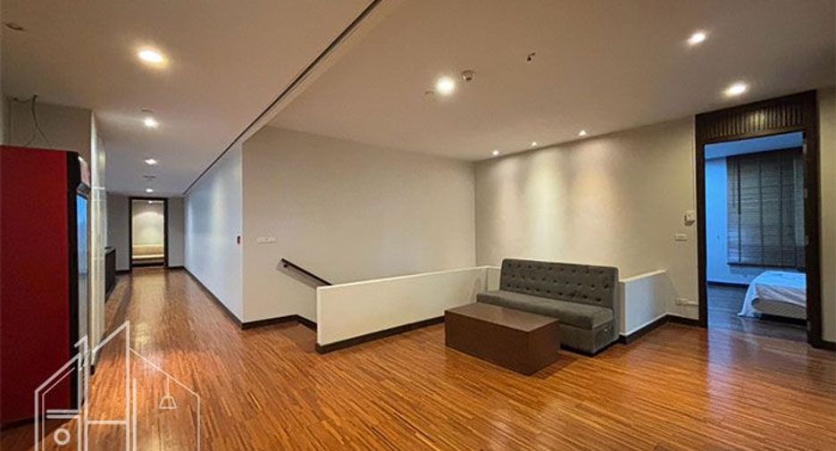 For rent 4 bedrooms apartment in Watthana, Bangkok