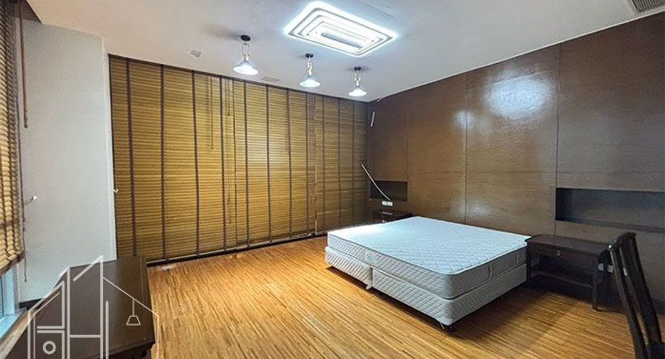 For rent 4 bedrooms apartment in Watthana, Bangkok