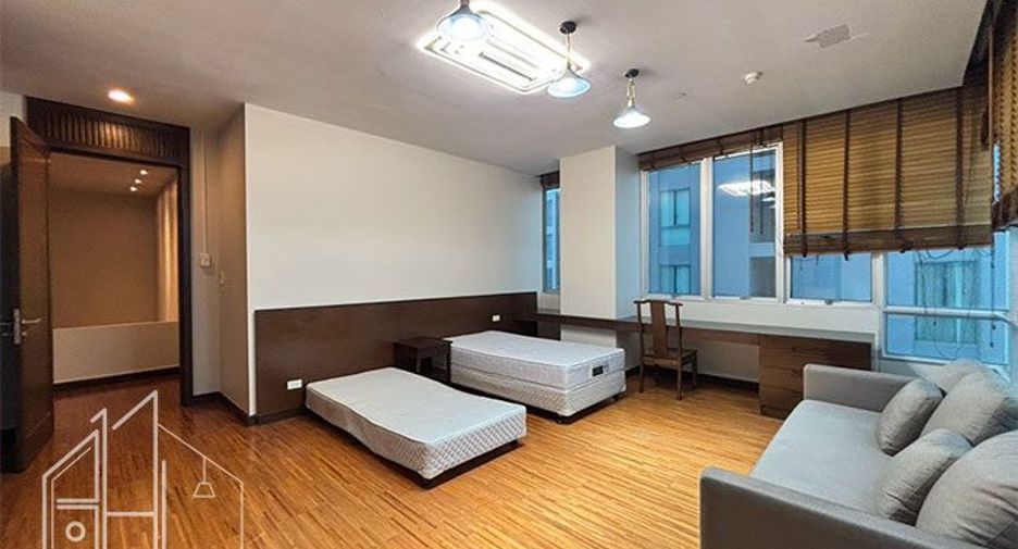 For rent 4 bedrooms apartment in Watthana, Bangkok