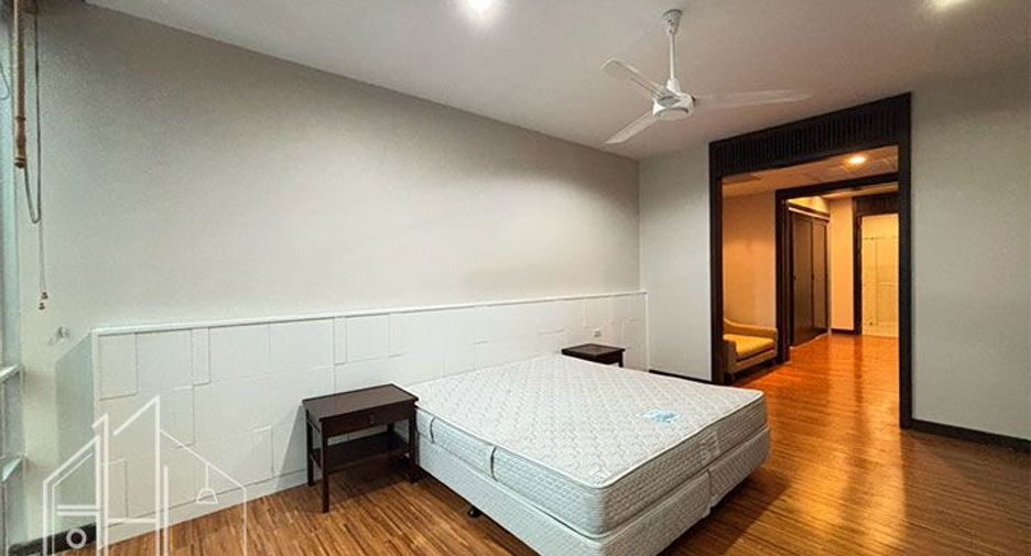 For rent 4 bedrooms apartment in Watthana, Bangkok