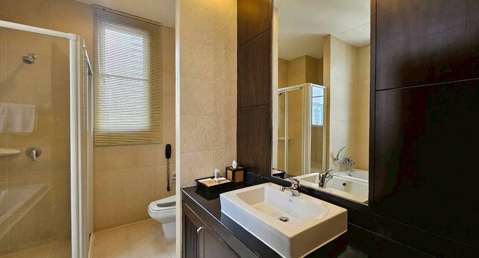 For rent 3 bedrooms serviced apartment in Khlong Toei, Bangkok