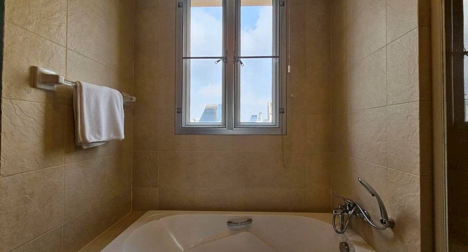 For rent 3 bedrooms serviced apartment in Khlong Toei, Bangkok