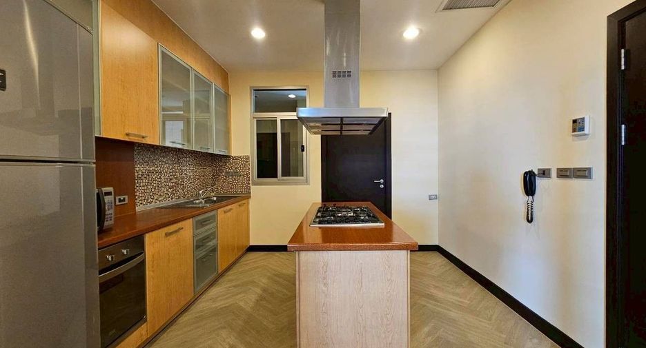 For rent 3 bedrooms serviced apartment in Khlong Toei, Bangkok