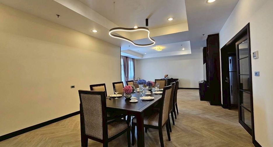 For rent 3 bedrooms serviced apartment in Khlong Toei, Bangkok
