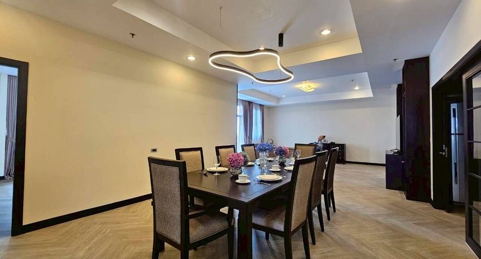 For rent 3 bedrooms serviced apartment in Khlong Toei, Bangkok