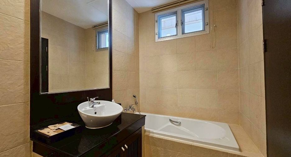 For rent 3 bedrooms serviced apartment in Khlong Toei, Bangkok