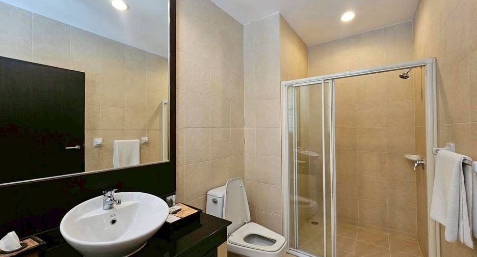 For rent 3 bedrooms serviced apartment in Khlong Toei, Bangkok