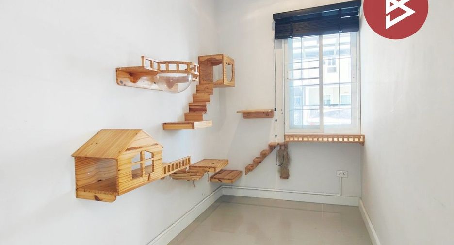 For sale 3 ベッドルーム townhouse in Sam Phran, Nakhon Pathom