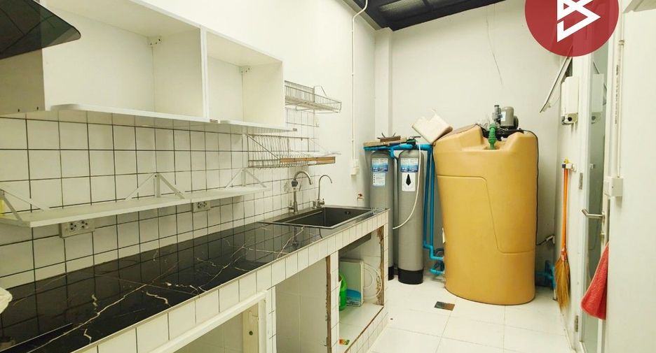 For sale 3 ベッドルーム townhouse in Sam Phran, Nakhon Pathom