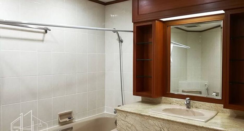 For rent 3 bedrooms condo in Khlong Toei, Bangkok