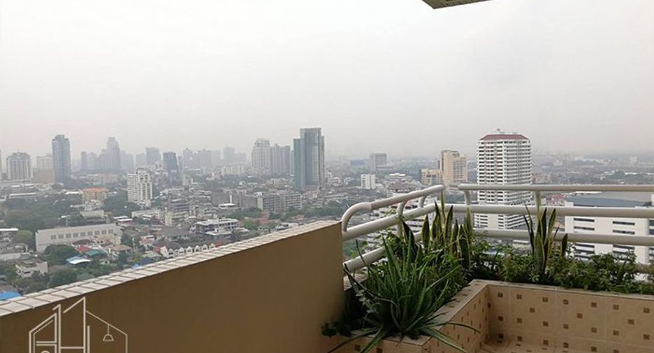 For rent 3 bedrooms condo in Khlong Toei, Bangkok