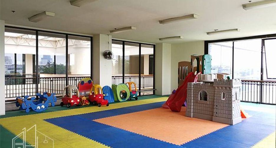 For rent 3 bedrooms condo in Khlong Toei, Bangkok