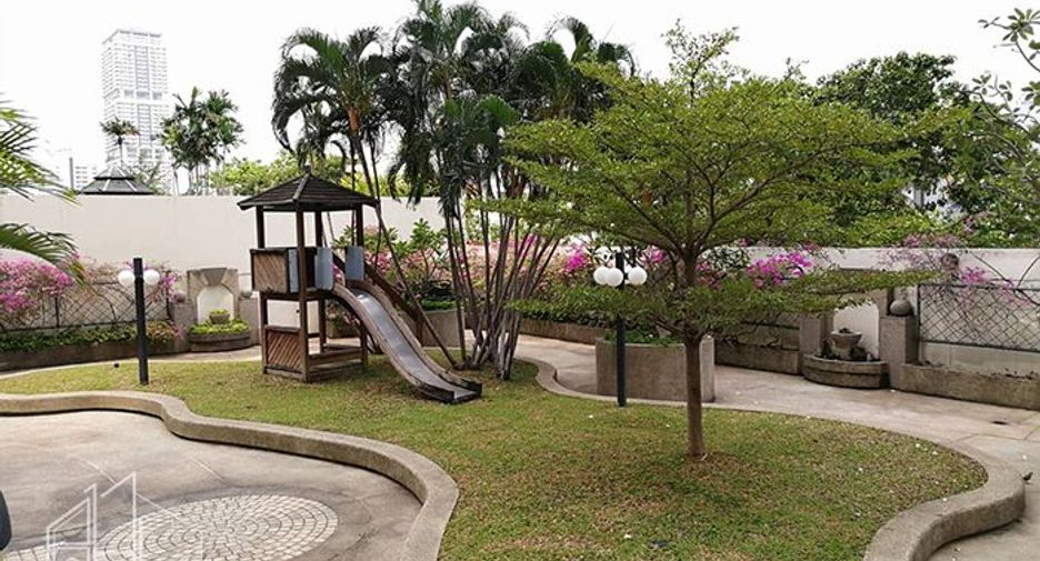For rent 3 bedrooms condo in Khlong Toei, Bangkok