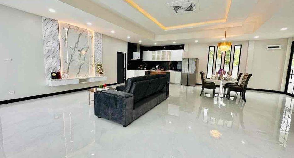 À vendre et à louer 4 chambres villa à Bang Lamung, Chonburi