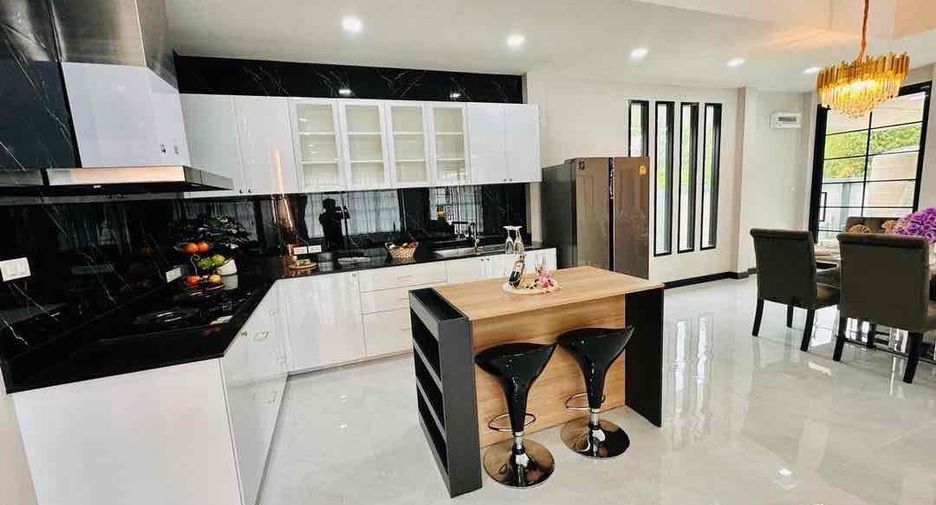 À vendre et à louer 4 chambres villa à Bang Lamung, Chonburi