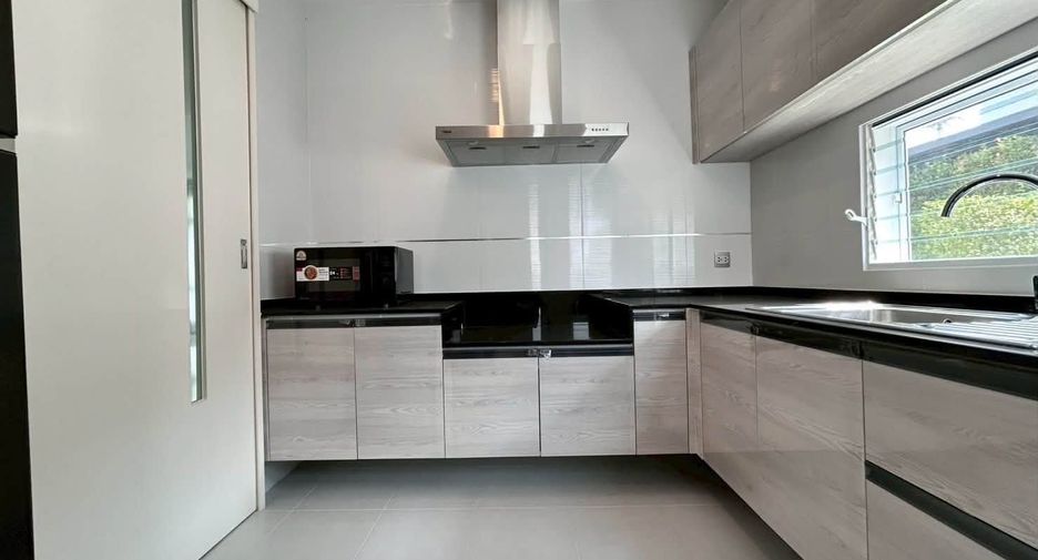 For rent 4 bedrooms house in Mueang Chiang Mai, Chiang Mai