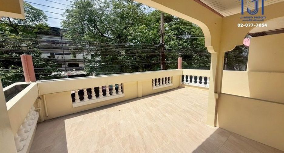 À vendre 4 chambres maison de ville à Bueng Kum, Bangkok