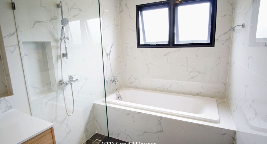Casa en alquiler y en venta de 4 habitaciones en Bang Phli, Samut Prakan
