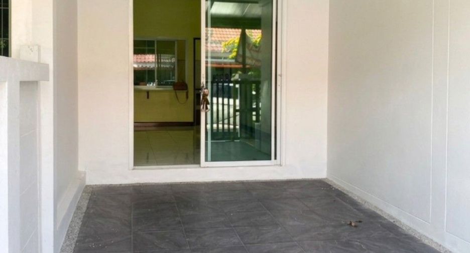 For sale 2 ベッドルーム townhouse in Phan Thong, Chonburi