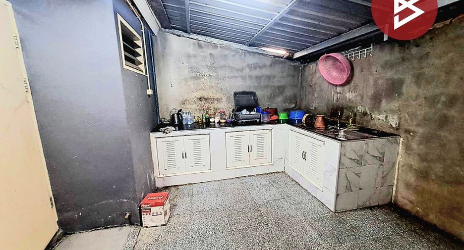 Продажа 2 спальни таунхаус в Ban Bueng, Чонбури