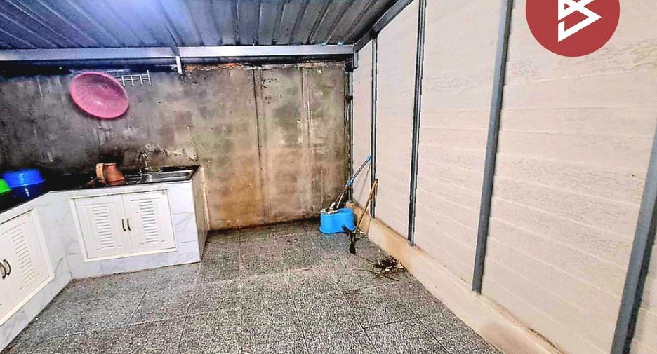 Продажа 2 спальни таунхаус в Ban Bueng, Чонбури