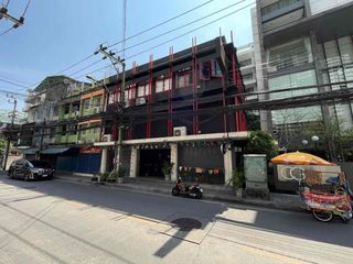 À vendre et à louer 9 chambres local commercial à Khlong Toei, Bangkok