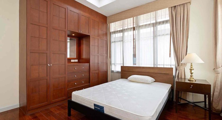 À vendre et à louer 4 chambres maison à Watthana, Bangkok