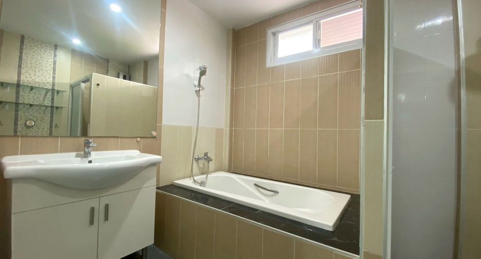 For rent and for sale 5 bedrooms house in Mueang Chiang Mai, Chiang Mai
