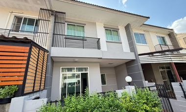 À vendre 3 chambres maison de ville à Khlong Sam Wa, Bangkok