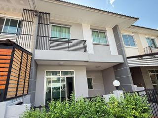 À vendre 3 chambres maison de ville à Khlong Sam Wa, Bangkok