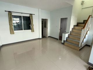 À vendre 3 chambres maison de ville à Khlong Sam Wa, Bangkok