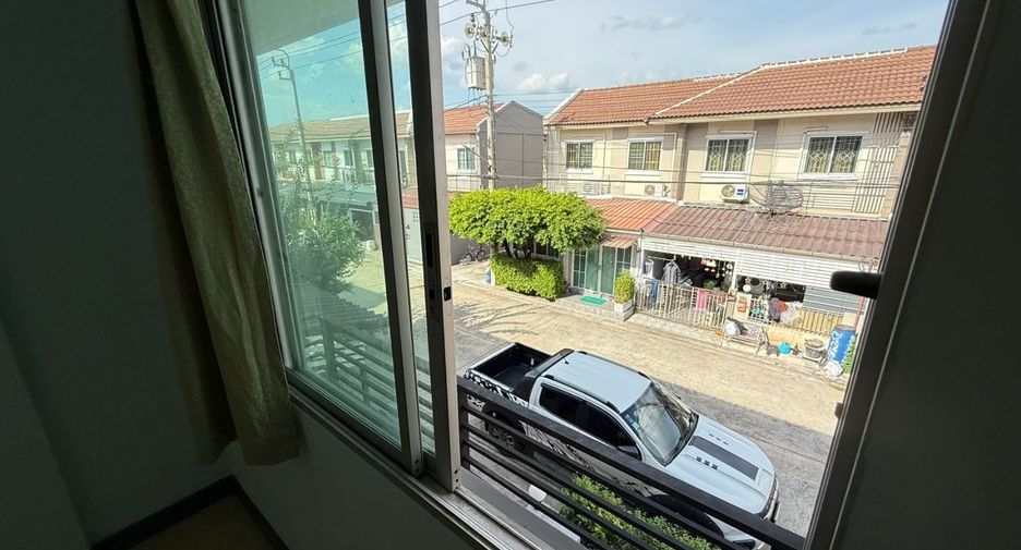 À vendre 3 chambres maison de ville à Khlong Sam Wa, Bangkok