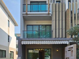 À vendre 3 chambres maison de ville à Chom Thong, Bangkok