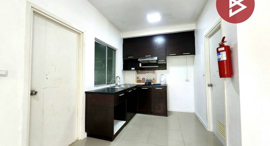 For sale 3 bedrooms townhouse in Mueang Samut Prakan, Samut Prakan