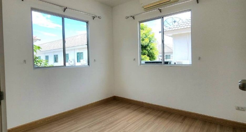 For sale 3 bedrooms townhouse in Mueang Samut Prakan, Samut Prakan