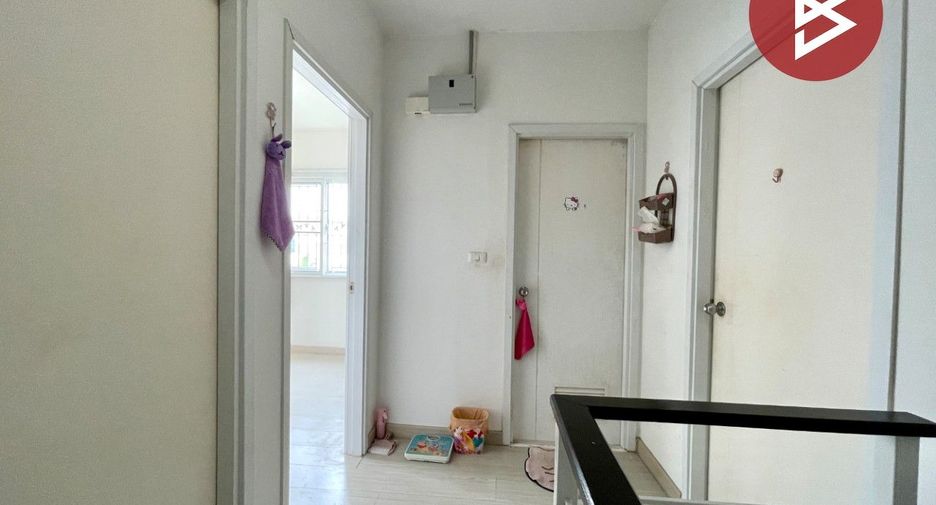 Casa adosada en venta de 3 habitaciones en Bang Sao Thong, Samut Prakan