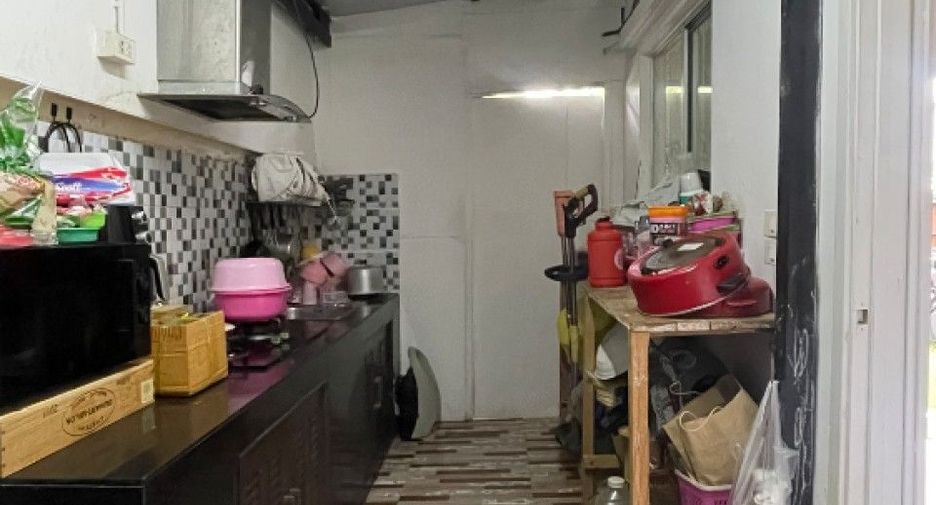 Casa adosada en venta de 3 habitaciones en Bang Sao Thong, Samut Prakan