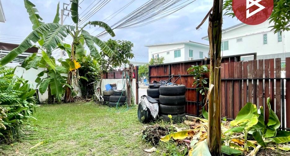 Casa adosada en venta de 3 habitaciones en Bang Sao Thong, Samut Prakan