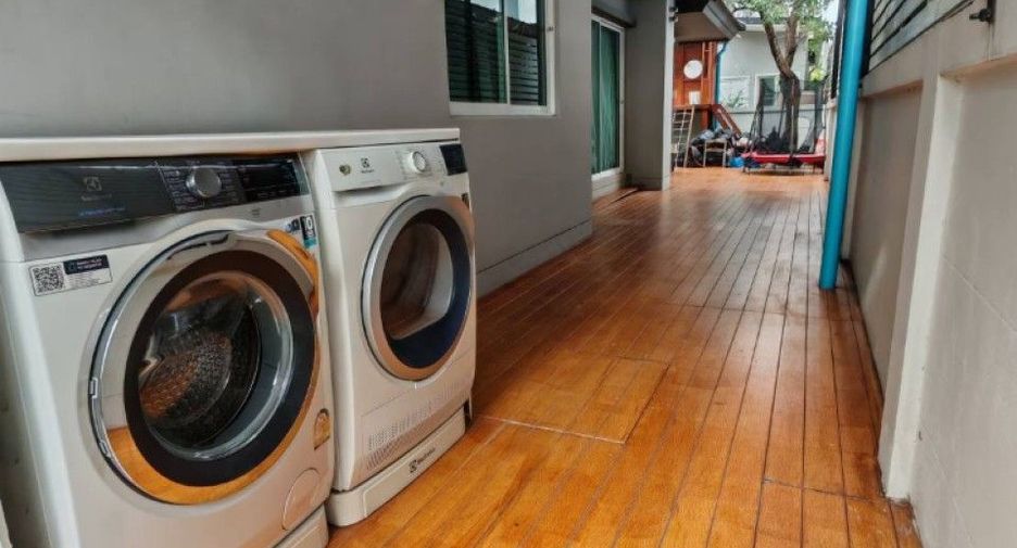 Casa en venta de 4 habitaciones en Sam Phran, Nakhon Pathom