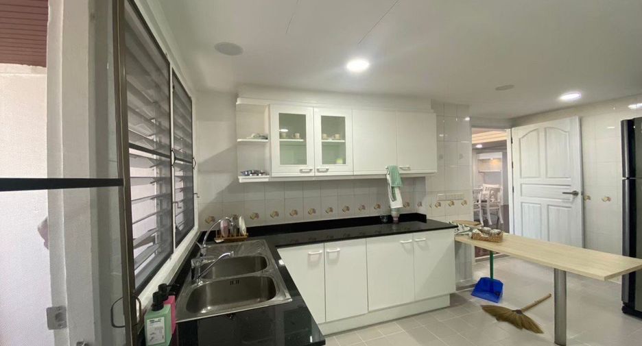 À louer 3 chambres appartement avec services à Watthana, Bangkok