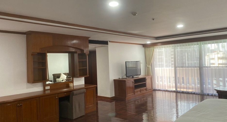 For rent 3 bedrooms serviced apartment in Watthana, Bangkok