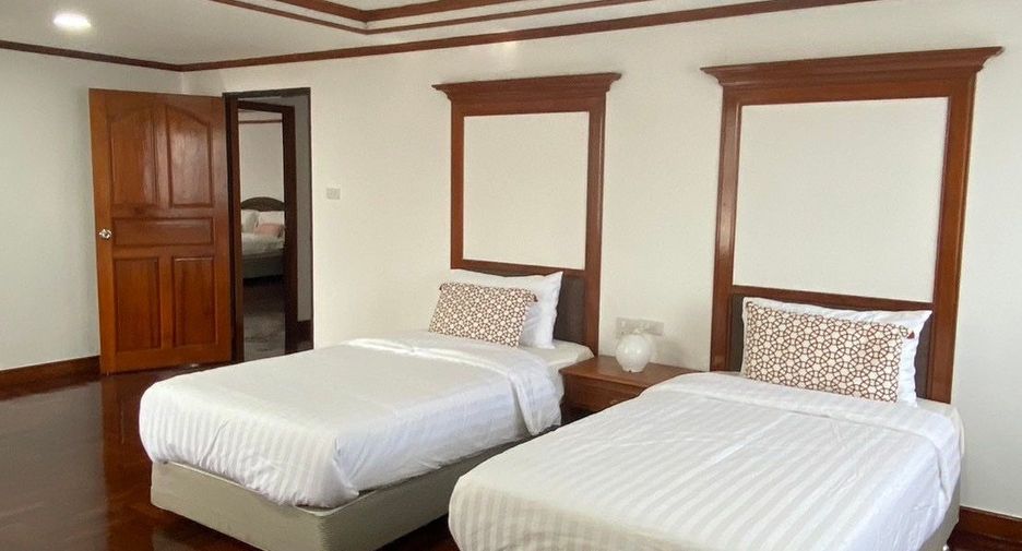 For rent 3 bedrooms serviced apartment in Watthana, Bangkok