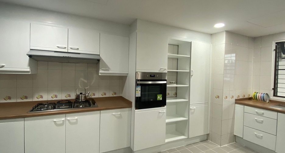 For rent 3 bedrooms serviced apartment in Watthana, Bangkok