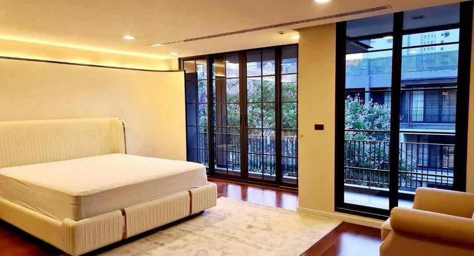 À louer 4 chambres maison de ville à Watthana, Bangkok