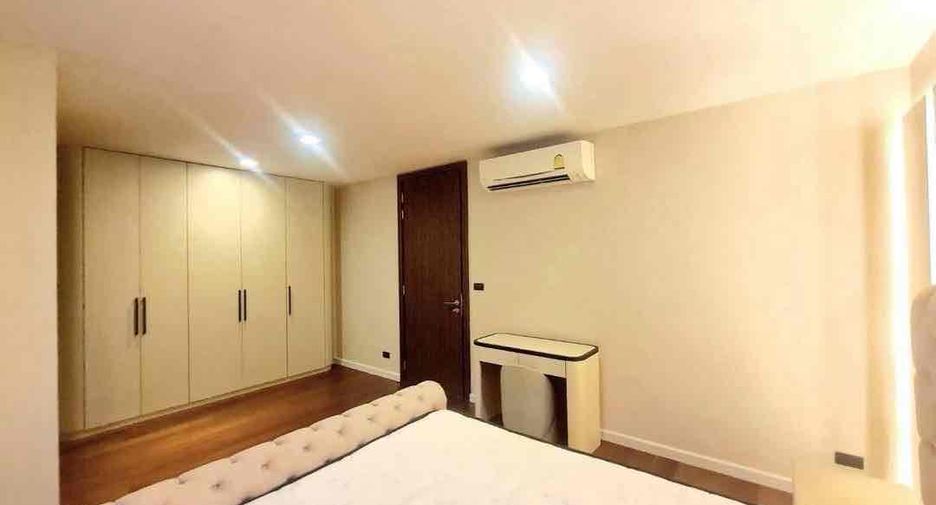 À louer 4 chambres maison de ville à Watthana, Bangkok